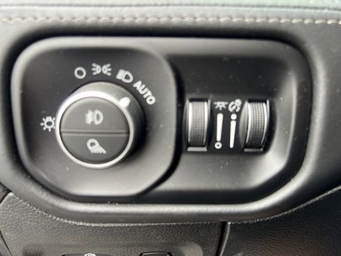Used 2020 RAM 1500 Limited w/ Black Appearance Package AWD/4WD image 18