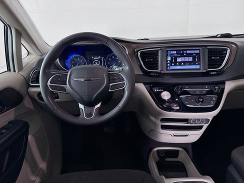 Used 2023 Chrysler Voyager LX image 26