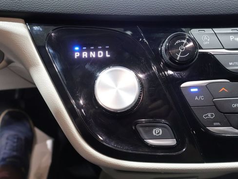 Used 2024 Chrysler Pacifica Touring-L FWD image 33