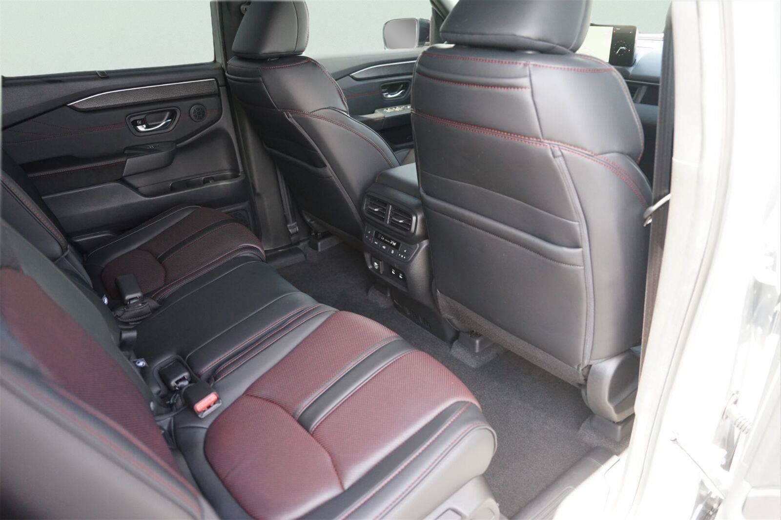 Used 2026 Honda Pilot Black Edition image 17