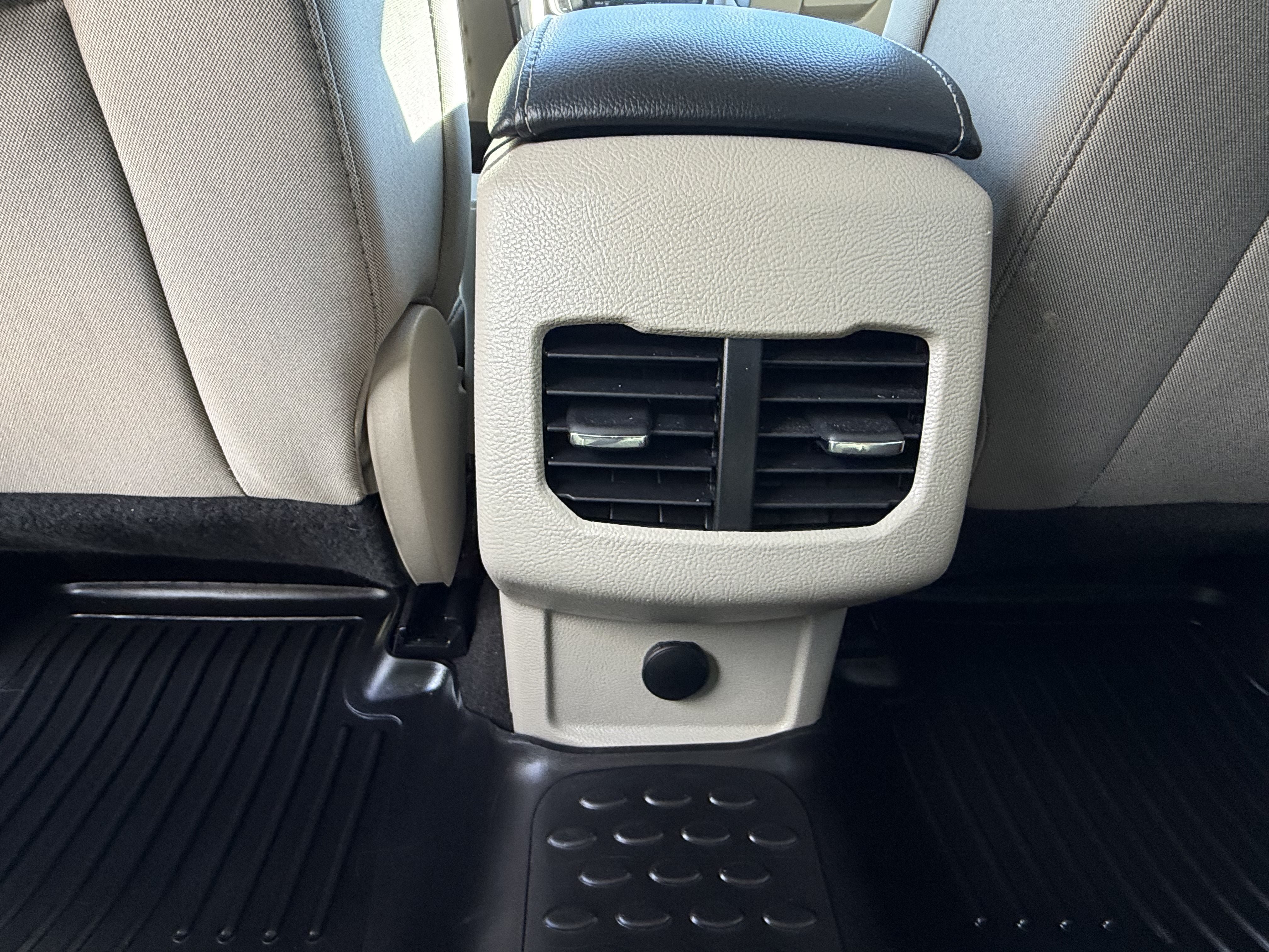 Used 2019 Ford Fusion SE FWD image 11