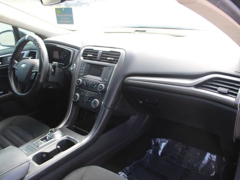 Used 2017 Ford Fusion SE FWD image 29