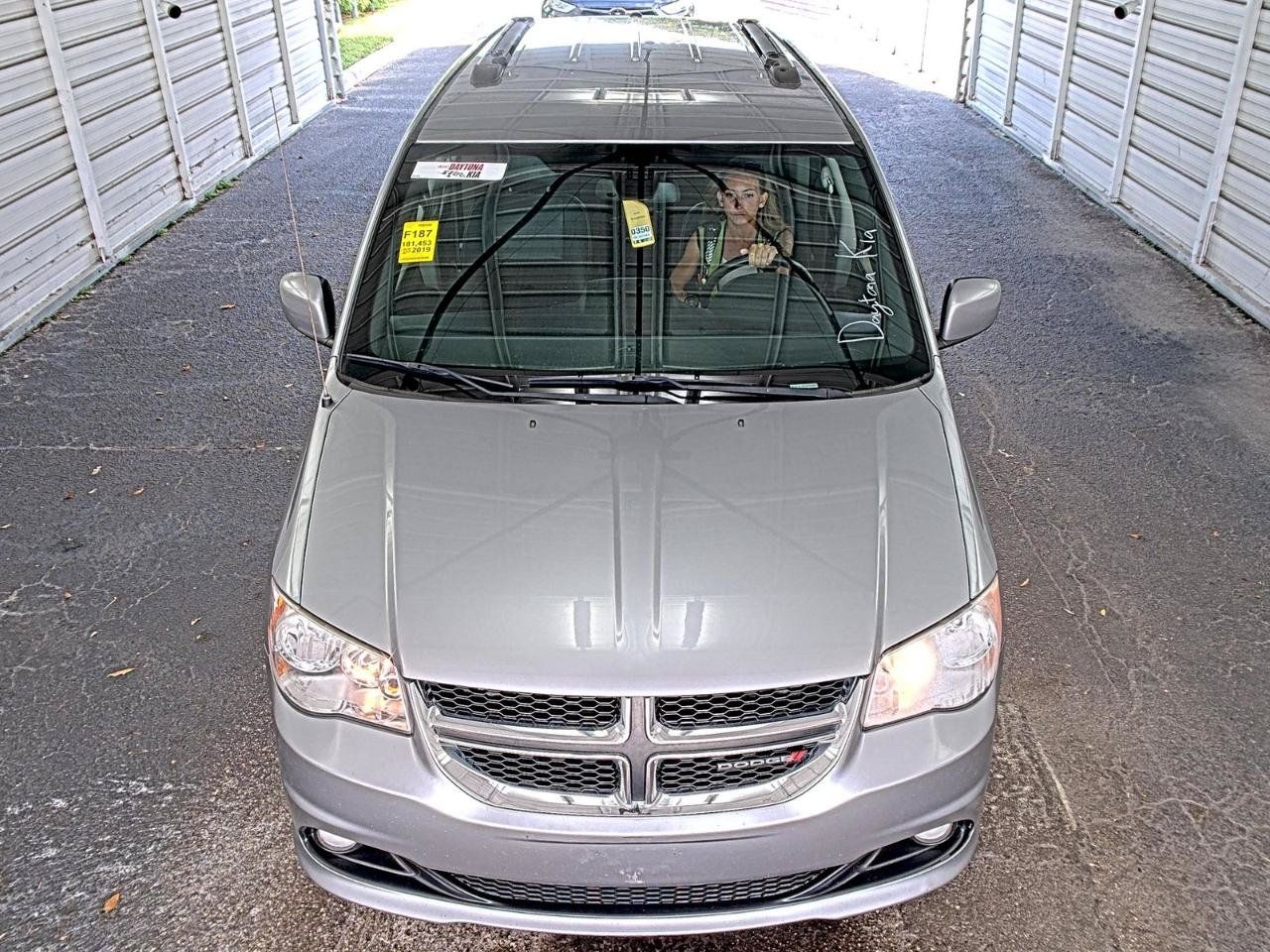 Used 2019 Dodge Grand Caravan SXT FWD image 2