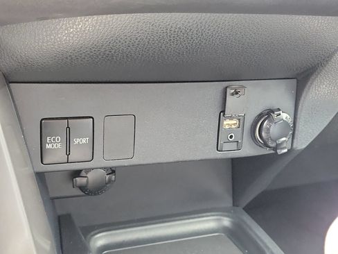 Used 2018 Toyota RAV4 LE FWD image 28