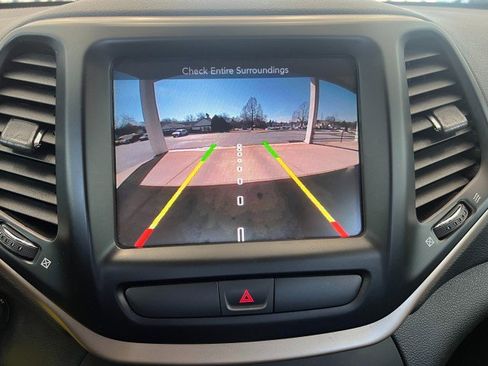 Used 2017 Jeep Cherokee Latitude w/ Cold Weather Group image 19