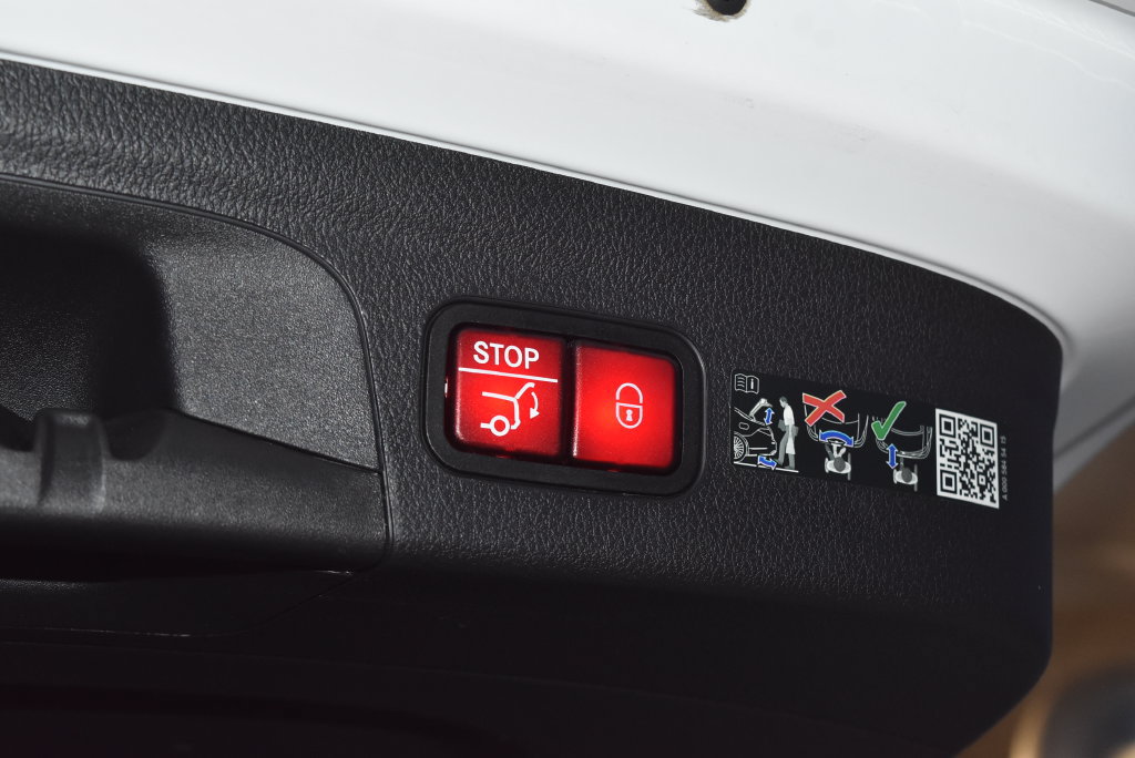 Certified 2025 Mercedes-Benz GLE 450 4MATIC image 30