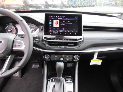 New 2026 Jeep Compass Latitude image 19