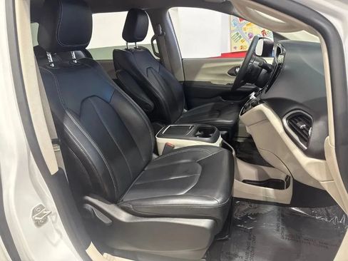 Used 2023 Chrysler Pacifica Touring-L FWD image 31