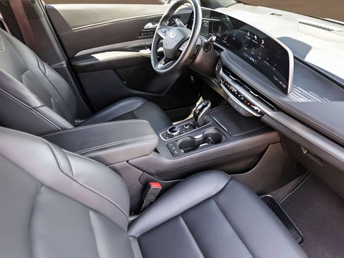 Certified 2025 Cadillac XT4 Premium Luxury FWD image 27
