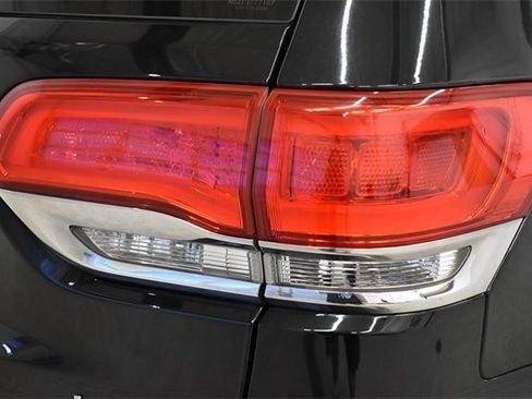 Used 2018 Jeep Grand Cherokee Laredo image 12