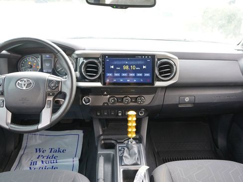 Used 2019 Toyota Tacoma TRD Sport w/ Technology Package image 15