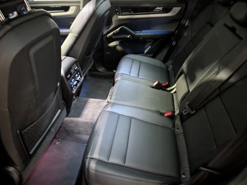 Used 2025 Porsche Cayenne image 22