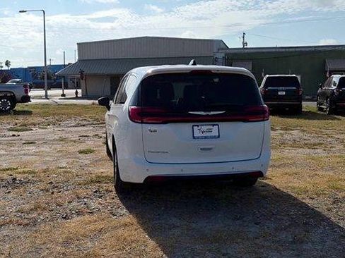 Used 2023 Chrysler Pacifica Touring-L FWD image 7