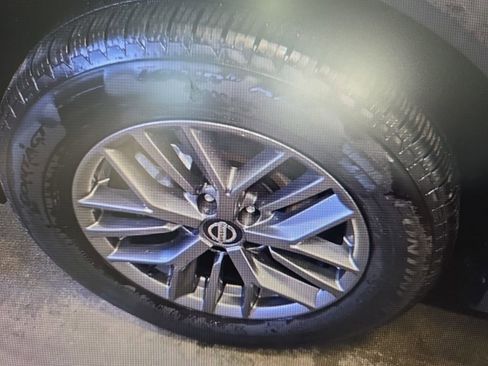 Used 2021 Nissan Rogue S image 15