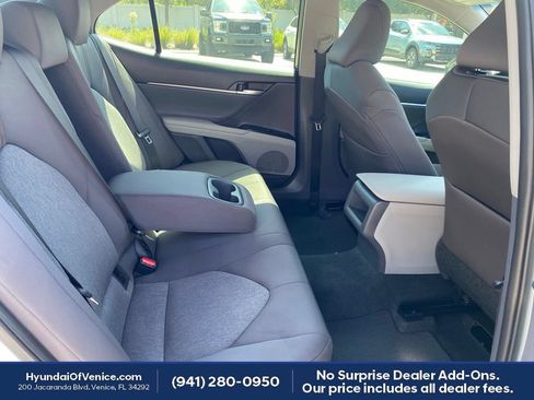 Used 2018 Toyota Camry LE FWD image 19