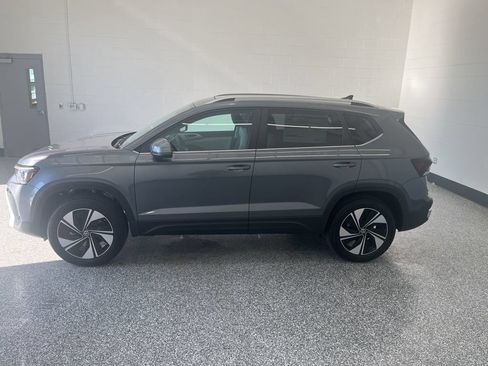 New 2026 Volkswagen Taos SE AWD/4WD image 2