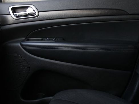 Used 2018 Jeep Grand Cherokee Laredo image 26