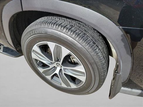 Used 2020 Toyota Highlander XLE AWD/4WD image 12