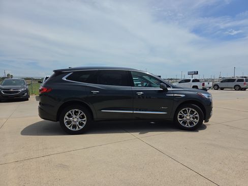 Used 2019 Buick Enclave Avenir w/ Avenir Technology Package FWD image 4