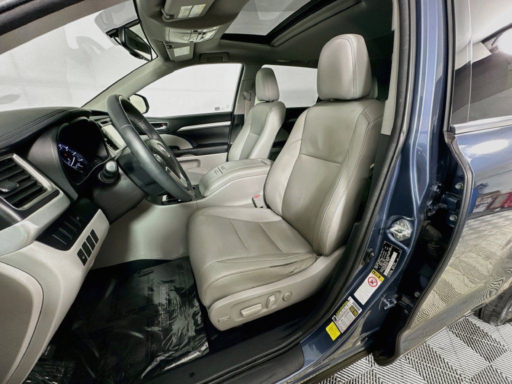 Used 2016 Toyota Highlander XLE FWD image 25