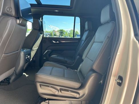 Used 2024 GMC Yukon XL Denali w/ Advanced Technology Package image 9