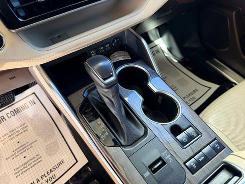 Used 2022 Toyota Highlander Platinum image 12