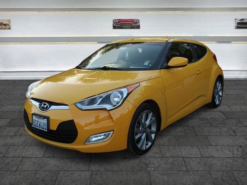 Used 2017 Hyundai Veloster FWD image 3