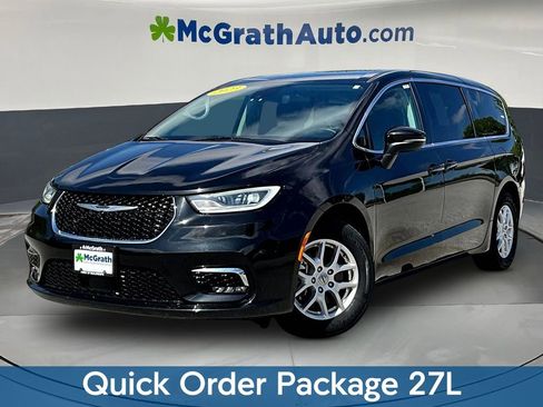 Used 2023 Chrysler Pacifica Touring-L FWD image 3