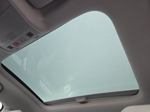 Certified 2025 Volkswagen Jetta SE w/ Sunroof Package FWD image 29