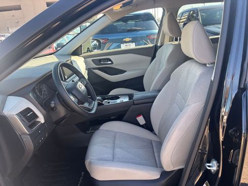 Used 2025 Nissan Rogue SV FWD image 29