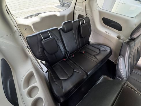 Used 2024 Chrysler Pacifica Touring-L FWD image 31