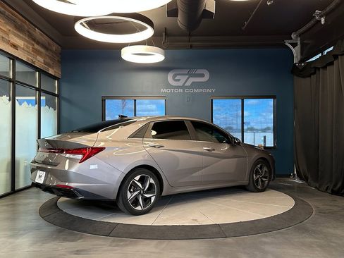 Used 2021 Hyundai Elantra SEL w/ Convenience + Premium Package image 3