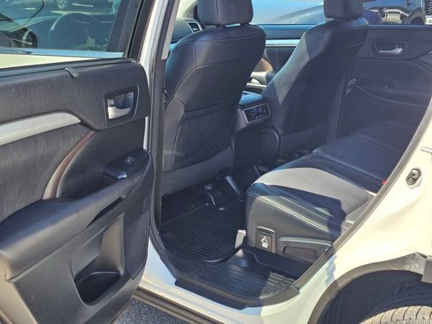 Used 2015 Toyota Highlander XLE AWD/4WD image 17