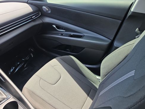 Used 2025 Hyundai Elantra SE FWD image 15
