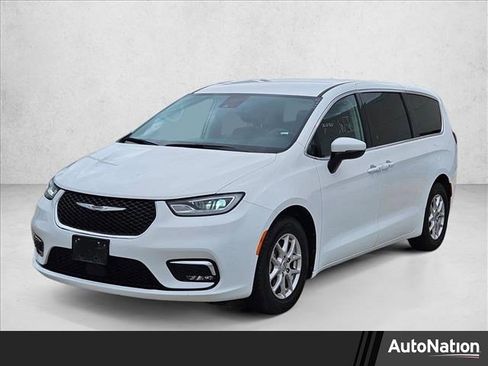 Used 2023 Chrysler Pacifica Touring-L image 1