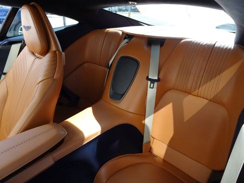 Used 2021 Aston Martin DB11 Coupe image 15