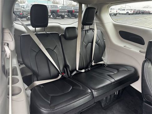Certified 2024 Chrysler Pacifica Touring-L image 16