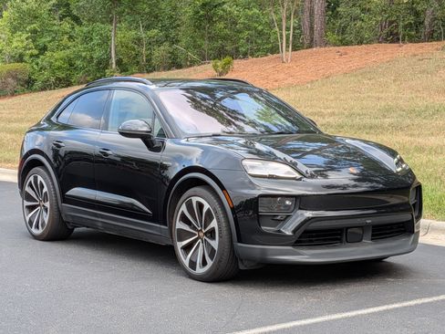 Certified 2025 Porsche Macan 4S Electric AWD/4WD image 27