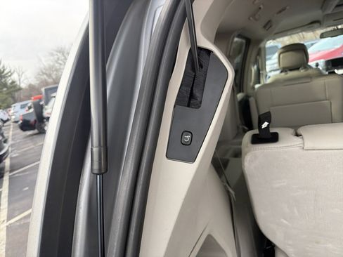 Used 2013 Chrysler Town & Country Touring image 10