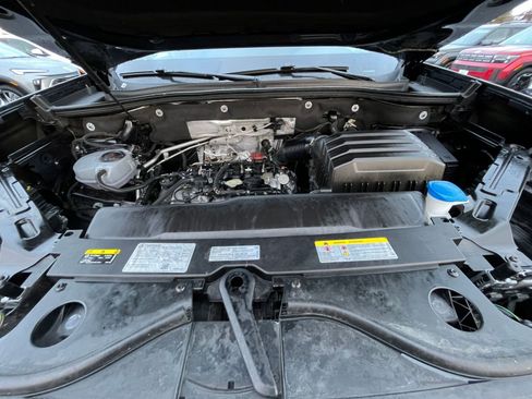 Used 2025 Volkswagen Atlas Cross Sport SE image 34