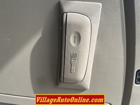 Used 2014 Chrysler Town & Country Touring FWD image 36