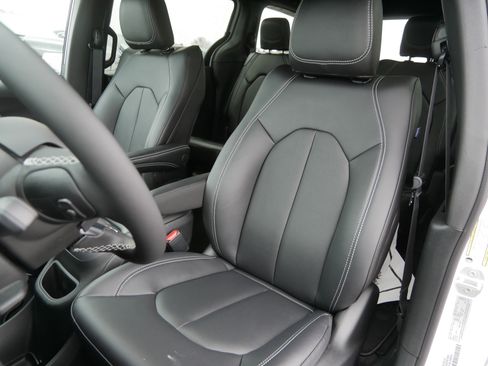 New 2026 Chrysler Voyager LX image 5