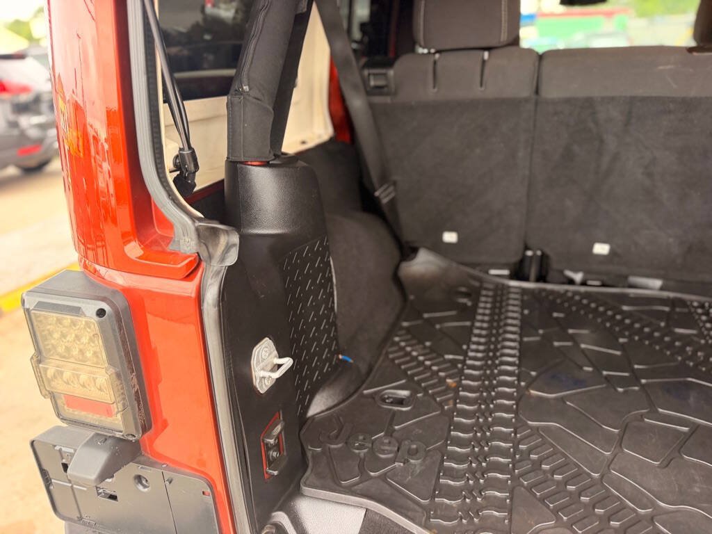Used 2014 Jeep Wrangler Unlimited Sahara w/ Connectivity Group AWD/4WD image 24