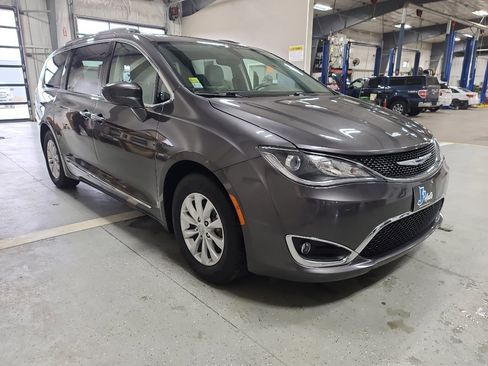Used 2018 Chrysler Pacifica Touring-L image 4