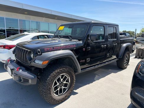 Used 2024 Jeep Gladiator Rubicon w/ Convenience Group AWD/4WD image 2