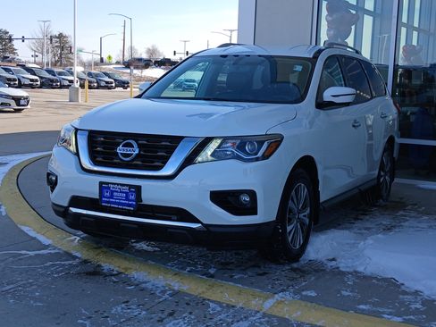 Used 2017 Nissan Pathfinder SL w/ Trailer Tow Package image 2