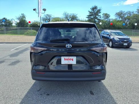 Used 2023 Toyota Sienna XLE FWD image 6