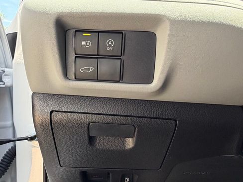 Used 2023 Toyota Highlander XLE AWD/4WD image 31