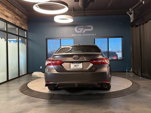 Used 2020 Toyota Camry SE image 4