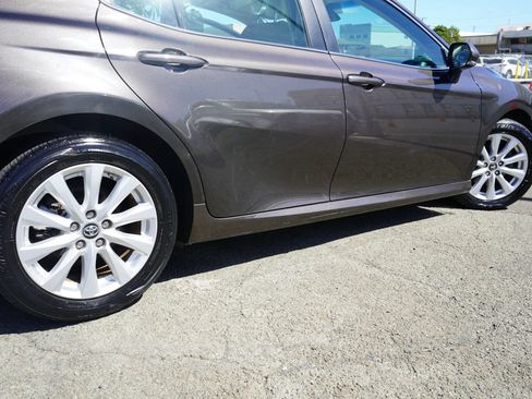 Used 2018 Toyota Camry LE FWD image 7